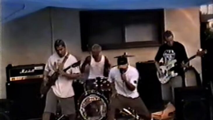 Blink 182のトラヴィス・バーカー、初めて組んだパンクバンドFEEBLEの映像をYouTubeで公開