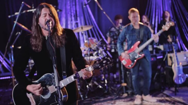 Foo Fighters、米TV番組The Tonight Showに出演した際の「Waiting On A War」パフォーマンス映像を公開