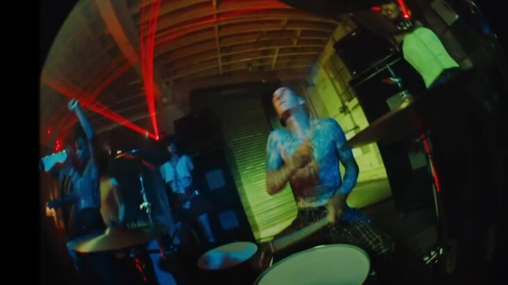 WILLOW、Blink 182のトラヴィス・バーカーが参加する新曲「t r a n s p a r e n t s o u l」の日本語字幕付きMVが公開