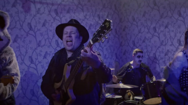 Fall Out Boy、ニューアルバム「So Much (For) Stardust」から「Love From The Other Side」のMVを公開