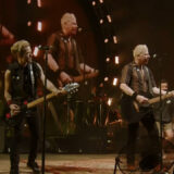 The Offspring、「Why Don’t You Get A Job?」のライブ映像を公開 Sum 41のデリックらが参加