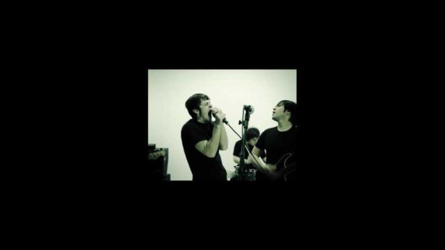 男性バンドメンバーがライブで歌とギター演奏を披露.