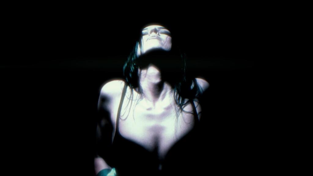 アルファアンプの新曲「Villain」のミュージックビデオの暗いイメージ。.
