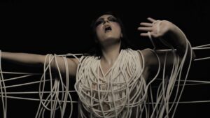 Eva Under Fire新アルバム『Villainous』から「My Own Name」MV公開！【エヴァ・アンダー・ファイア】